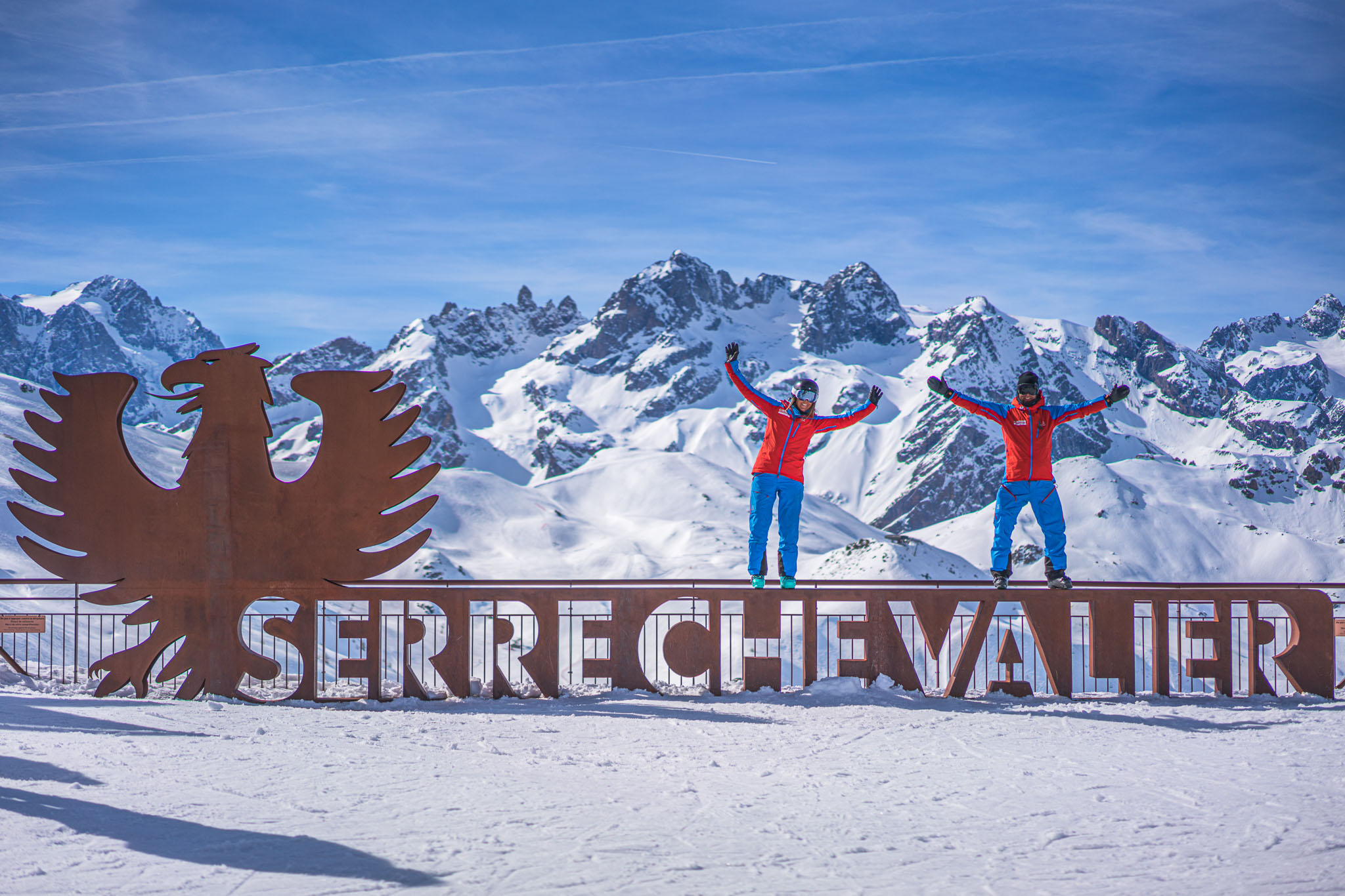 Vue montagne Serre Chevalier l’hiver avec deux moniteurs Oxygène